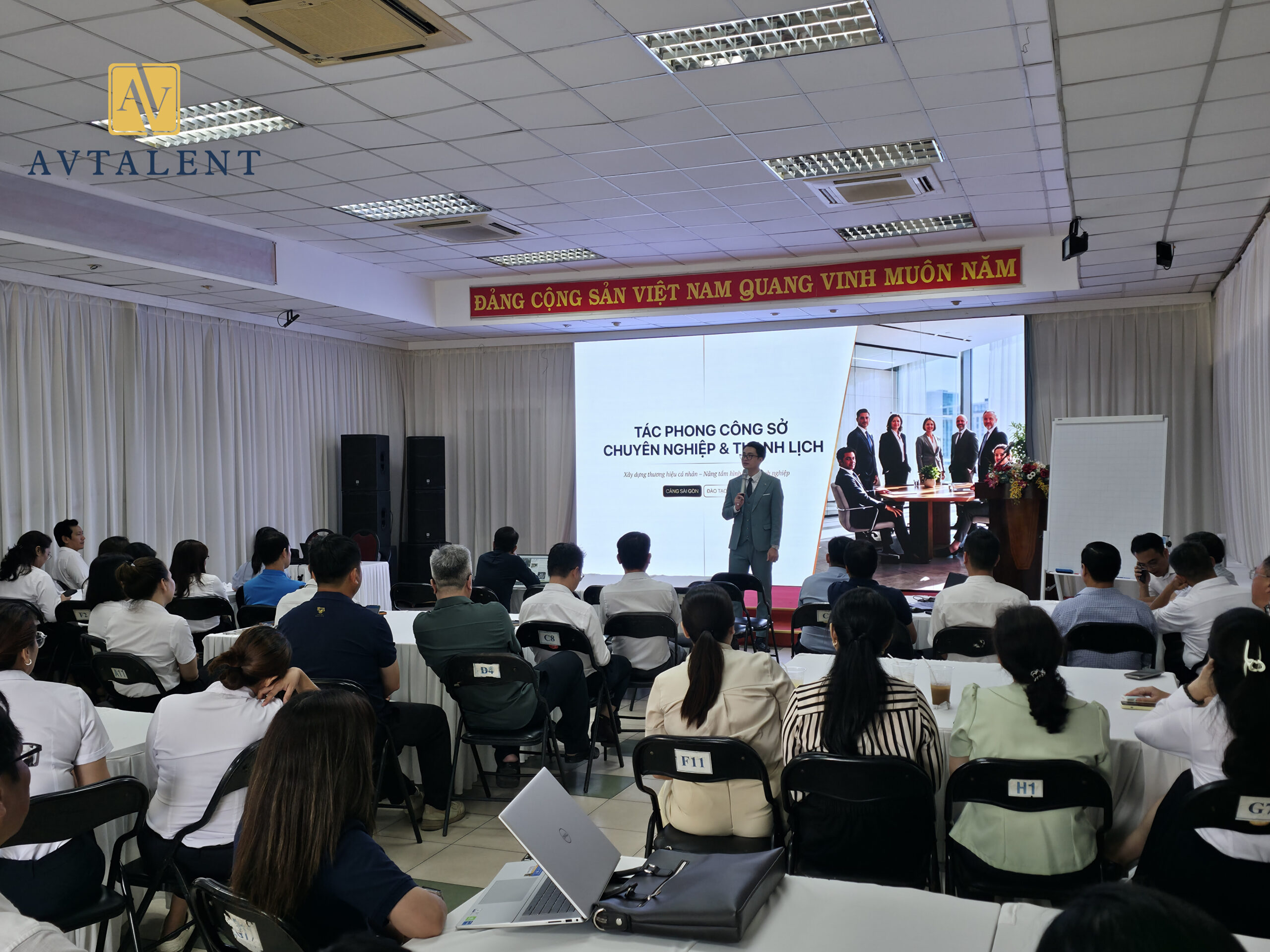 Chuẩn hoá tác phong làm việc nơi công sở.